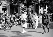 831720 Afbeelding van een groep, voorstellende de bruiloft van Hitler, in de optocht ter gelegenheid van Koninginnedag, ...